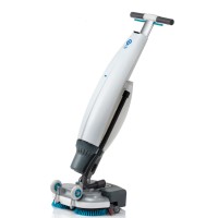 Scrubber dryer with the flexibility of a flat mop