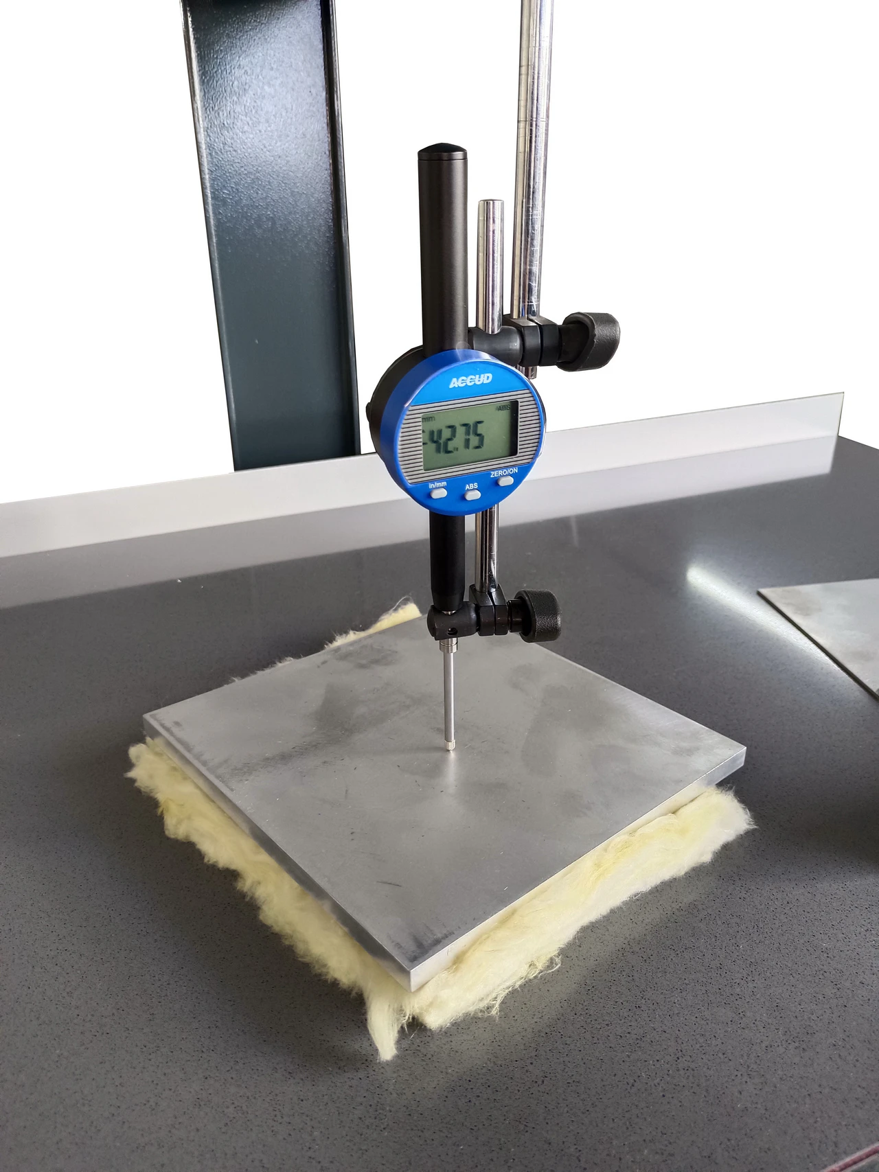Détermination des dimensions, des déviations angulaires et de la rectitude des produits d'isolation thermique