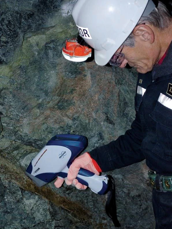 جهاز تحليل XRF المحمول، جهاز مطياف XRF المحمول