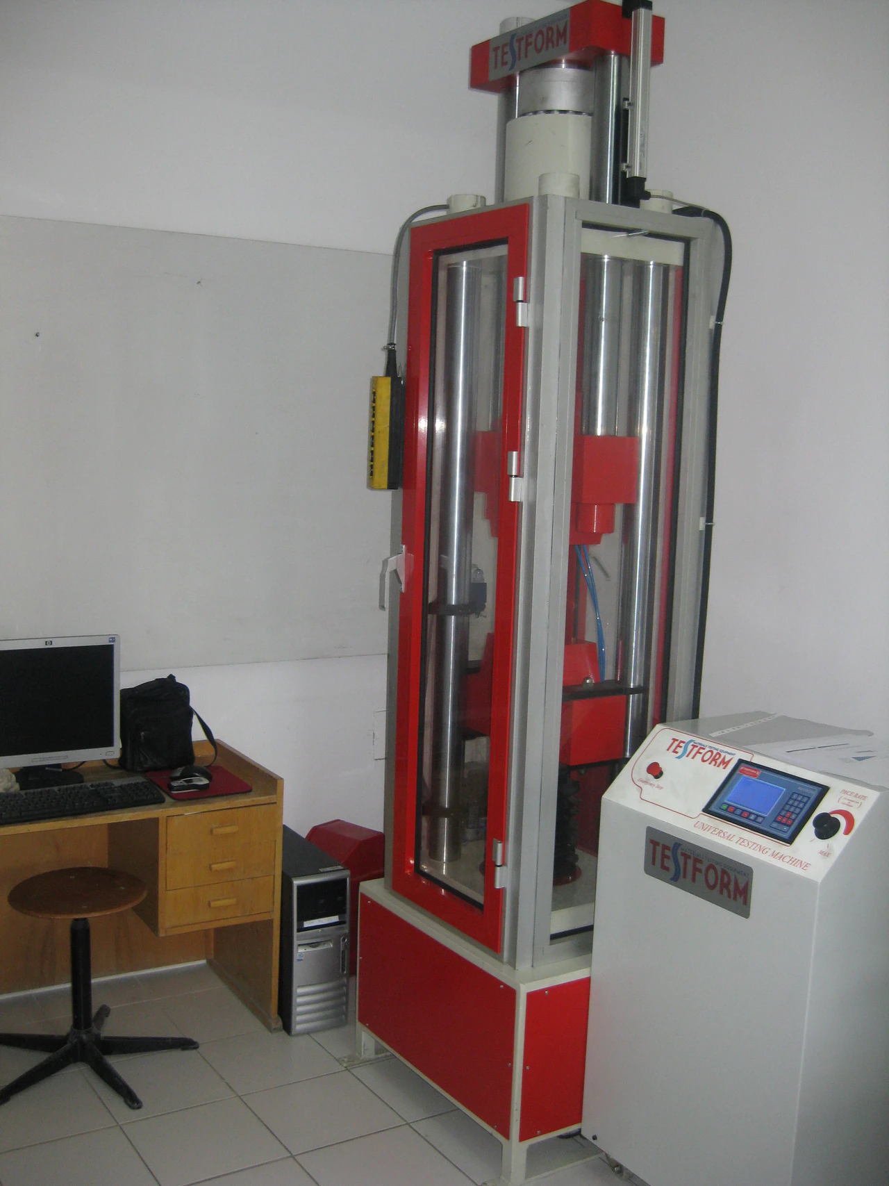 جهاز اختبار الشد الهيدروليكي للصلب - 600 كيلونيوتن