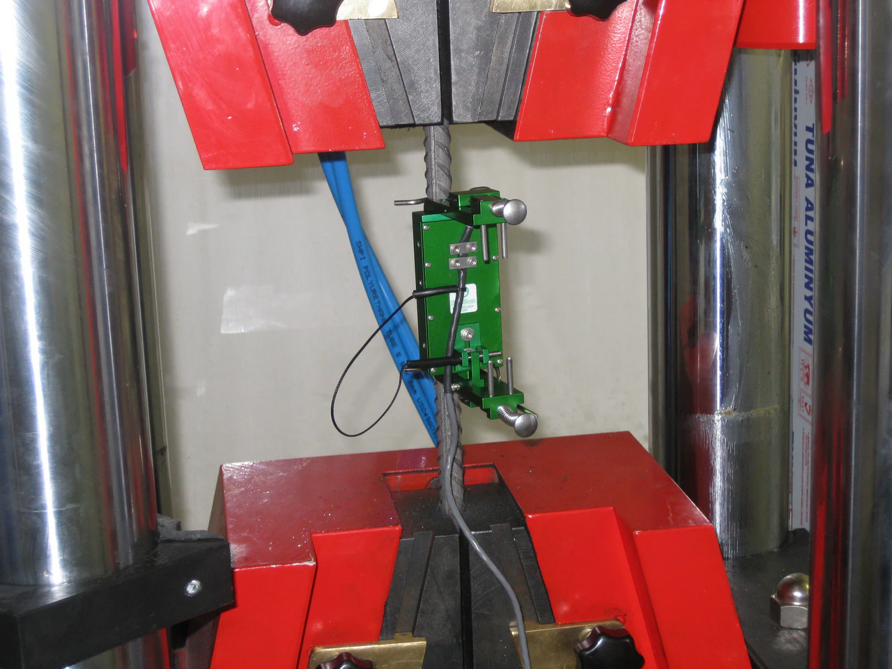 جهاز اختبار الشد الهيدروليكي للصلب - 600 كيلونيوتن