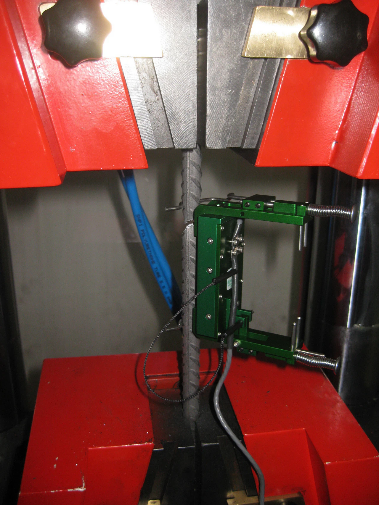 جهاز اختبار الشد الهيدروليكي للصلب - 600 كيلونيوتن