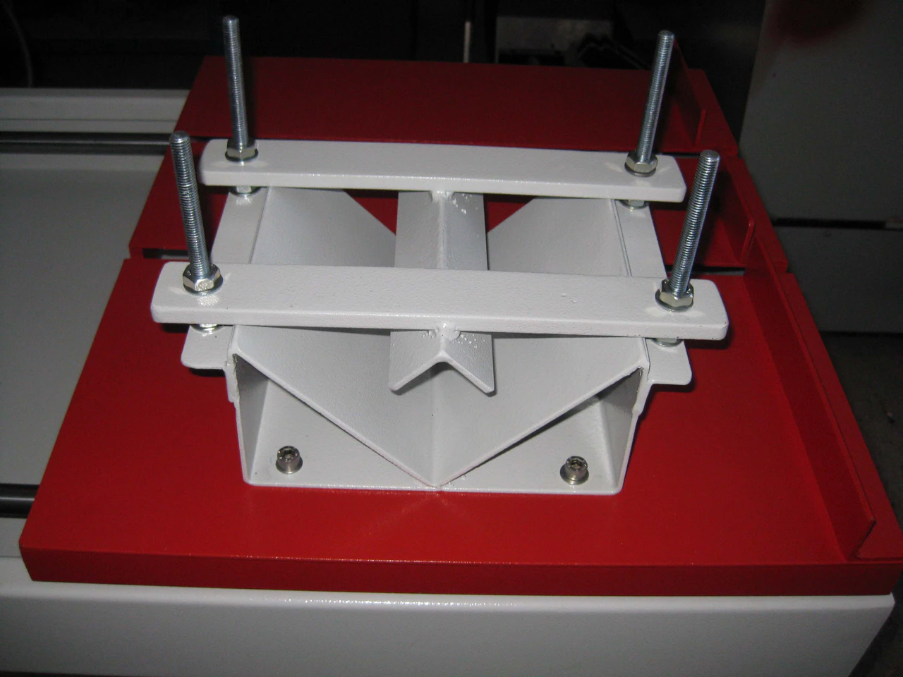 Concrete, asphalt, rock and brick cutting machine