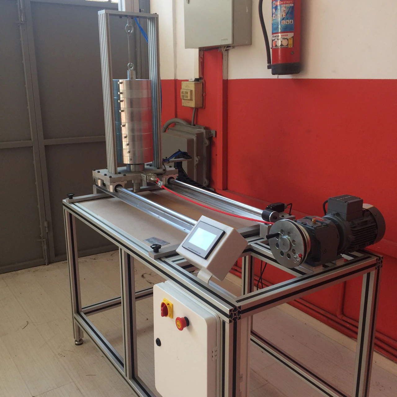 تحديد تأثير الحركة المقلدة لقدم الأثاث على الأرضيات المرنة