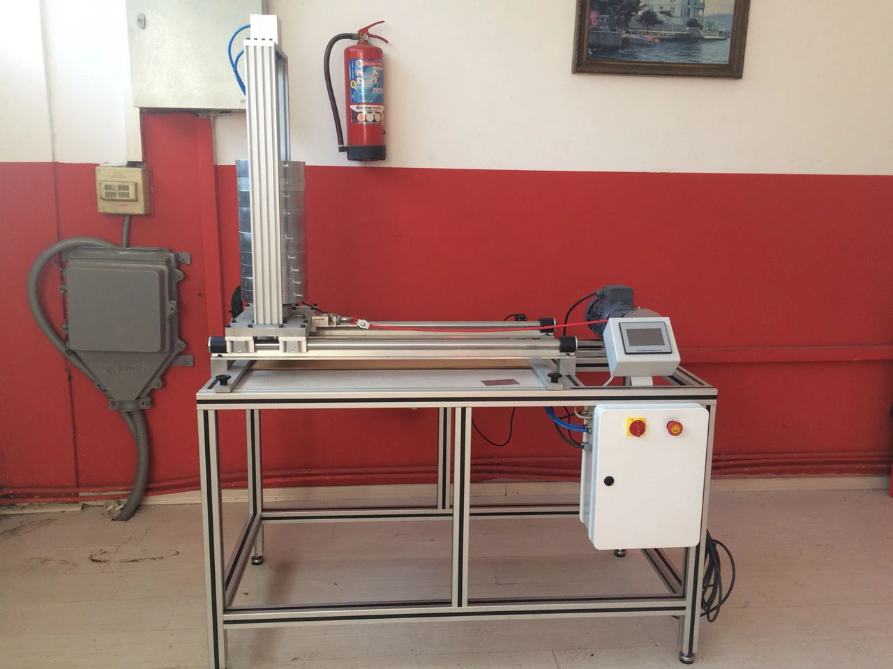 Elastik yer döşemeleri mobilya ayağının taklit edilmiş hareketinin etkisinin tayini