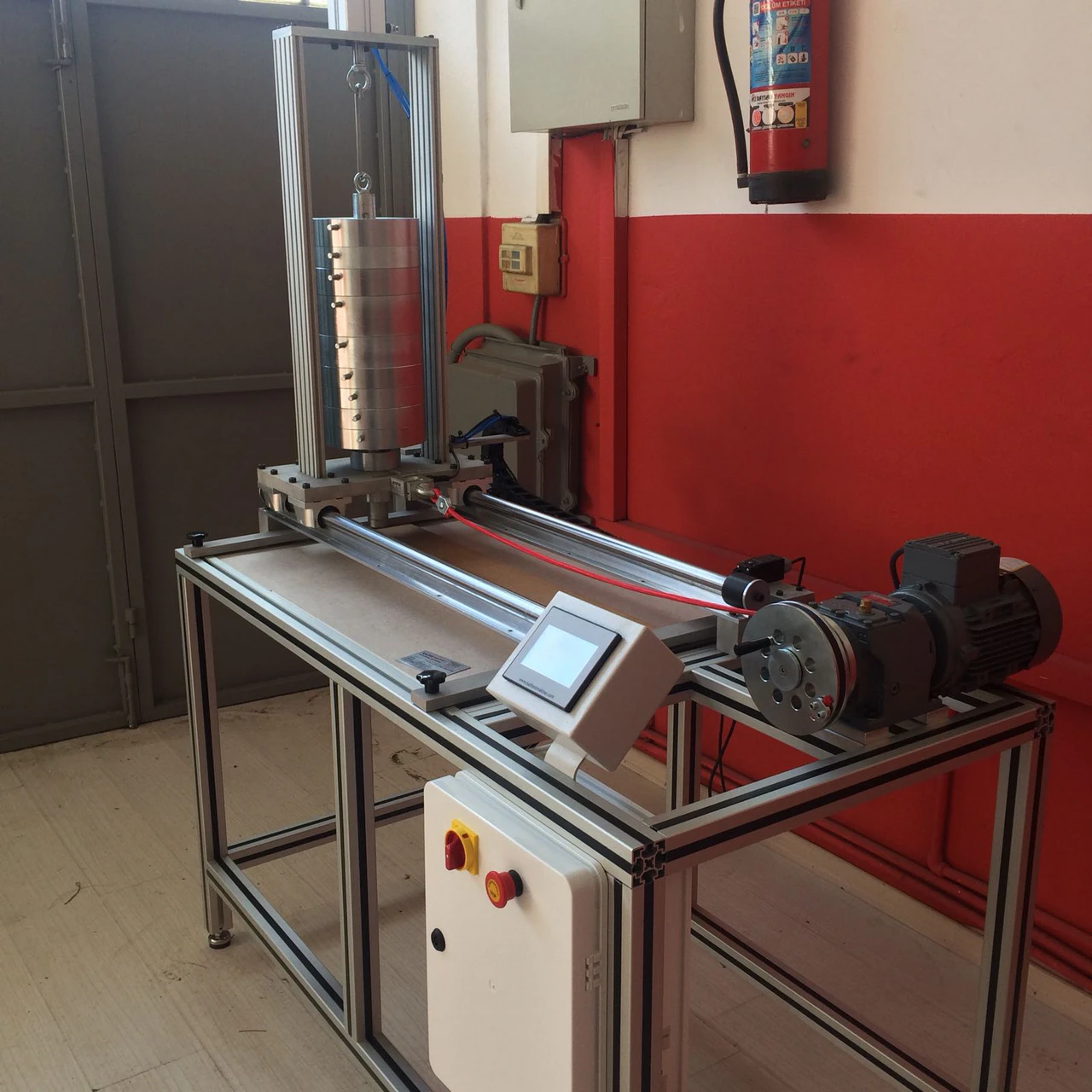 تحديد تأثير الحركة المقلدة لقدم الأثاث على الأرضيات المرنة