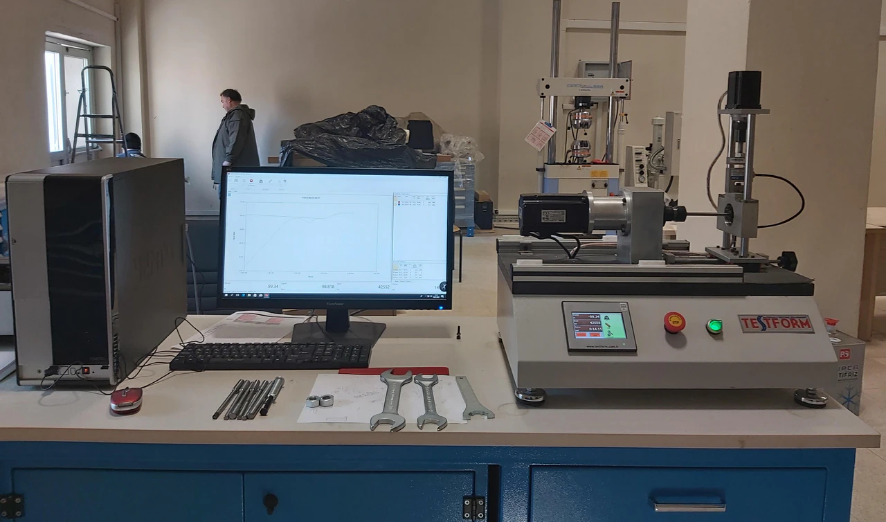 Yorulma Testi - Dönen Çubuk Eğme Yorulma Test Cihazı