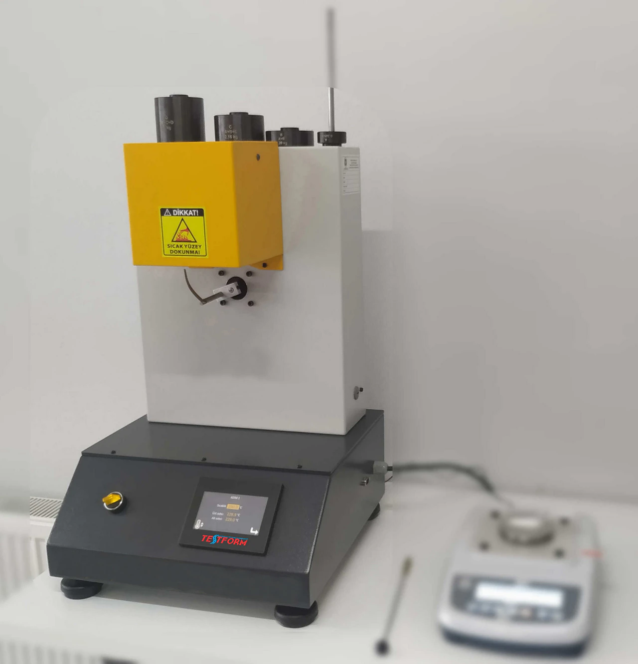 Erime Akışkanlığı Test Cihazı - Dokunmatik operatör ekranı, PLC sistemli kumanda paneli